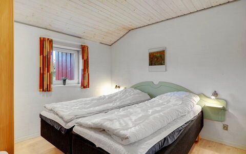 Asdis - 2.8Km from the Sea: Træ, Soveværelse, Seng, Hjem, Sengetøj, Loft, Bed Frame, Sengetøj, Fryser, Sommerhus