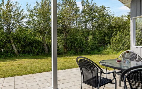 Evalotte - 600M from the Sea: Lejlighed, Skygge, Altan, Stol, Hegn, Udendørs Møbler, Aluminium, Kunstgræs
