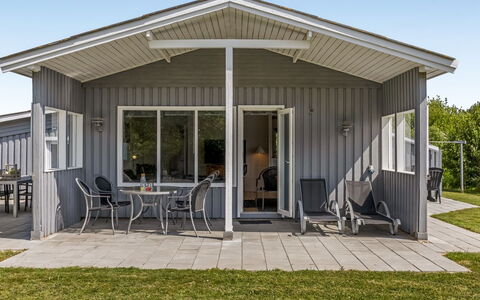 Evalotte - 600M from the Sea: Lejlighed, Skygge, Altan, Stol, Hegn, Udendørs Møbler, Aluminium, Kunstgræs