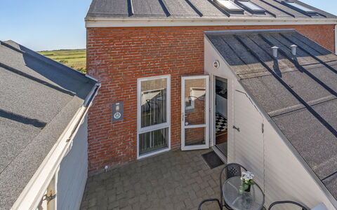 Maura - 2.3Km from the Sea: Bygning, Hus, Vindue, Hjem, Tag, Boligområde, Busk, Sommerhus, Land Lot