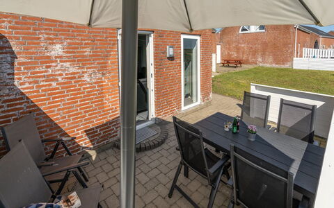 Maura - 2.3Km from the Sea: Bygning, Hus, Vindue, Hjem, Tag, Boligområde, Busk, Sommerhus, Land Lot