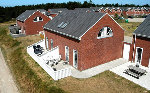 Maura - 2.3Km from the Sea: Bygning, Hus, Vindue, Hjem, Tag, Boligområde, Busk, Sommerhus, Land Lot