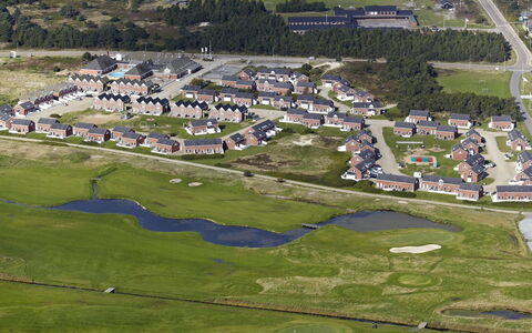 Maura - 2.3Km from the Sea: Bygning, Hus, Vindue, Hjem, Tag, Boligområde, Busk, Sommerhus, Land Lot