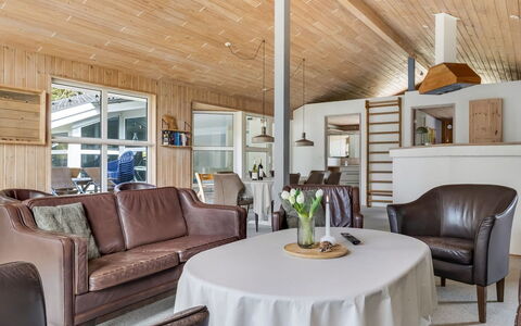 Mojag - 1Km from the Sea: Møbel, Udendørs Møbler, Bordservice, Bord, Drinkware, Stol, Udendørs Bord, Mad, Flaske