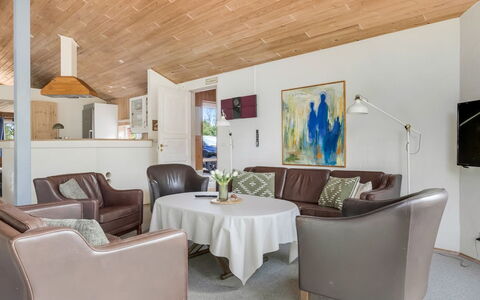 Mojag - 1Km from the Sea: Møbel, Indretning, Couch, Gulvbelægning, Loft, Træ, Stol, Værelse, Etage, Stue