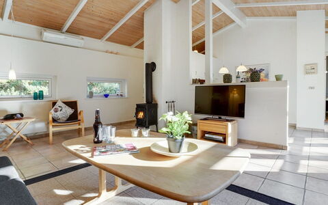 Reinbald - 1Km from the Sea: Møbel, Indretning, Gulvbelægning, Etage, Væg, Couch, Træ, Loft, Stue, Værelse