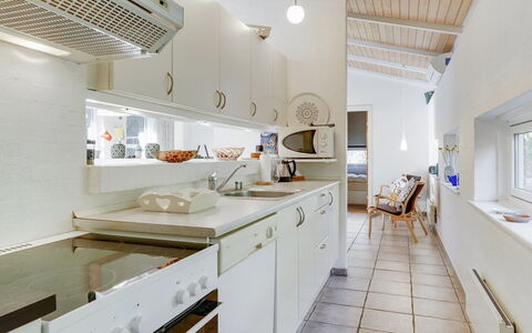 Reinbald - 1Km from the Sea: Indretning, Køkken, Gulvbelægning, Countertop, Væg, Loft, Etage, Lysarmatur, Møbel, Køkken Apparat