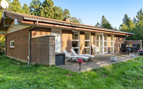 Reinbald - 1Km from the Sea: Bygning, Græs, Vindue, Hus, Træ, Hjem, Tag, Sommerhus, Facade