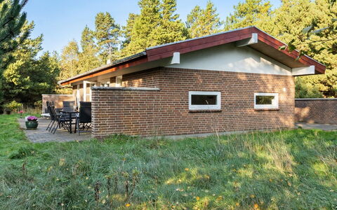 Reinbald - 1Km from the Sea: Græs, Bygning, Hus, Busk, Hjem, Tag, Boligområde, Sommerhus, Land Lot