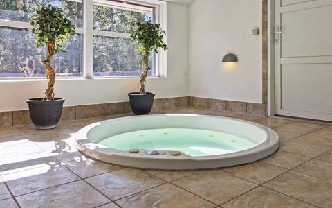 Nael - 1.6Km from the Sea: Gulvbelægning, Indretning, Badekar, Etage, Sanitærarmatur, Badeværelse, Værelse, Loft, Jacuzzi
