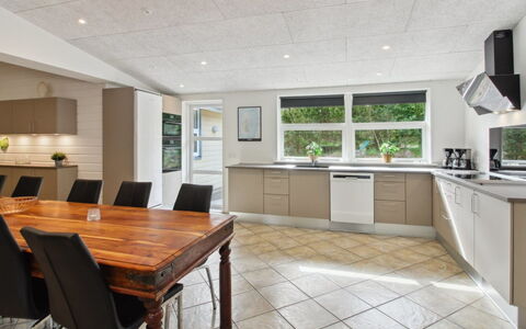 Nael - 1.6Km from the Sea: Møbel, Indretning, Gulvbelægning, Køkken, Countertop, Væg, Etage, Cabinetry, Loft, Træ