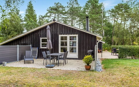 Troen - 3.8Km from the Sea: Træ, Hus, Sommerhus, Hjem, Busk, Dør, Tag, Sidespor, Garden Bygninger, Veranda