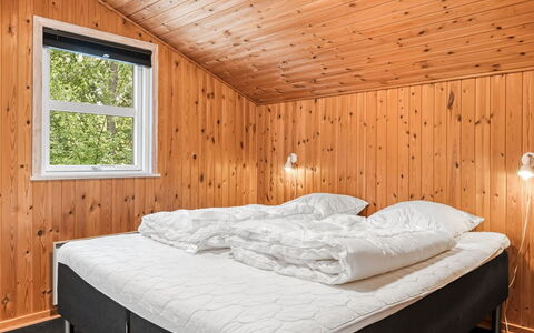 Troen - 3.8Km from the Sea: Træ, Soveværelse, Seng, Loft, Fryser, Sengetøj, Bed Frame, Sengetøj, Sne, Hårdttræ