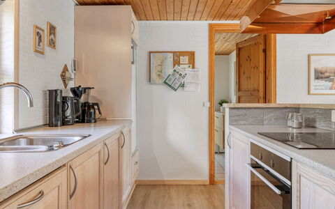Troen - 3.8Km from the Sea: Køkken, Countertop, Køkken Apparat, Cabinetry, Gulvbelægning, Indretning, Træ, Større Bandage, Køkkenvask, Håndvask