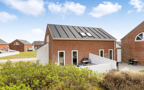 Aswith - 2.3Km from the Sea: Møbel, Træ, Indretning, Gulvbelægning, Etage, Stol, Værelse, Loft, Stue, Lejlighed