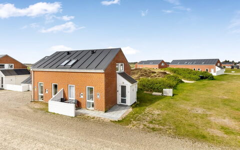 Aswith - 2.3Km from the Sea: Møbel, Træ, Indretning, Gulvbelægning, Etage, Stol, Værelse, Loft, Stue, Lejlighed