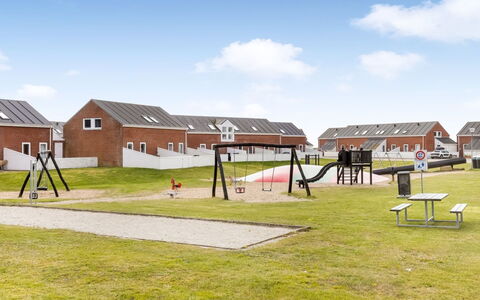 Aswith - 2.3Km from the Sea: Møbel, Træ, Indretning, Gulvbelægning, Etage, Stol, Værelse, Loft, Stue, Lejlighed