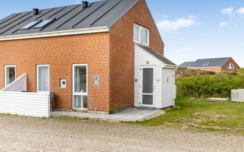 Aswith - 2.3Km from the Sea: Møbel, Træ, Indretning, Gulvbelægning, Etage, Stol, Værelse, Loft, Stue, Lejlighed