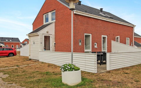 Raine - 2.3Km from the Sea: Tag, Hus, Land Lot, Hjem, Sommerhus, Estate, Garden Bygninger, Skygge, Bjælkehytte, Landscaping