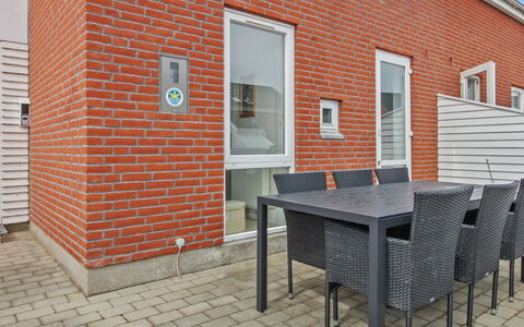 Raine - 2.3Km from the Sea: Tag, Hus, Land Lot, Hjem, Sommerhus, Estate, Garden Bygninger, Skygge, Bjælkehytte, Landscaping