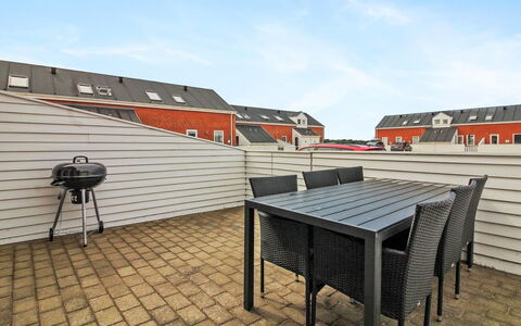Raine - 2.3Km from the Sea: Tag, Hus, Land Lot, Hjem, Sommerhus, Estate, Garden Bygninger, Skygge, Bjælkehytte, Landscaping