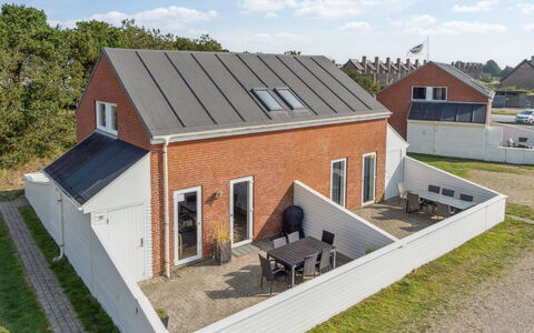 Byriel - 2.3Km from the Sea: Bygning, Hus, Vindue, Hjem, Tag, Boligområde, Busk, Sommerhus, Land Lot
