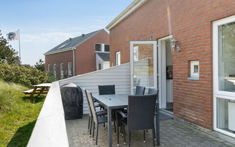 Byriel - 2.3Km from the Sea: Bygning, Hus, Vindue, Hjem, Tag, Boligområde, Busk, Sommerhus, Land Lot
