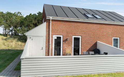 Byriel - 2.3Km from the Sea: Bygning, Hus, Vindue, Hjem, Tag, Boligområde, Busk, Sommerhus, Land Lot