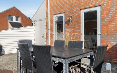 Byriel - 2.3Km from the Sea: Bygning, Hus, Vindue, Hjem, Tag, Boligområde, Busk, Sommerhus, Land Lot