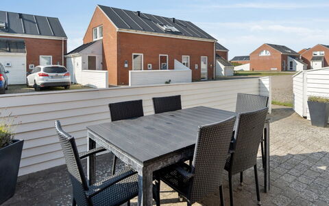 Byriel - 2.3Km from the Sea: Bygning, Hus, Vindue, Hjem, Tag, Boligområde, Busk, Sommerhus, Land Lot