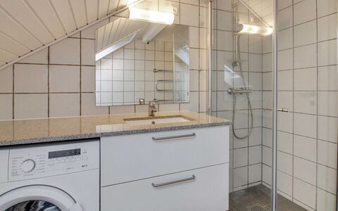 Daya - 2.3Km from the Sea: Gulvbelægning, Sanitærarmatur, Etage, Indretning, Håndvask, Badeværelsesskab, Tap, Loft, Badeværelse, Vvs