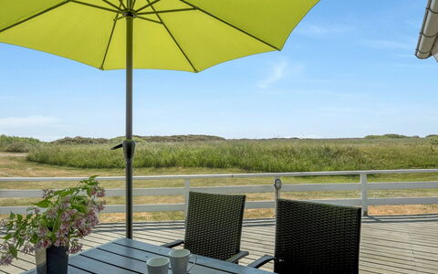 Chrisse - 550M from the Sea: Træ, Gulvbelægning, Bejdse, Cabinetry, Countertop, Køkken, Sanitærarmatur, Hårdttræ, Naturmateriale, Håndvask