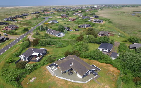 Chrisse - 550M from the Sea: Træ, Gulvbelægning, Bejdse, Cabinetry, Countertop, Køkken, Sanitærarmatur, Hårdttræ, Naturmateriale, Håndvask