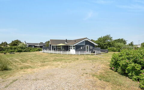 Chrisse - 550M from the Sea: Træ, Gulvbelægning, Bejdse, Cabinetry, Countertop, Køkken, Sanitærarmatur, Hårdttræ, Naturmateriale, Håndvask