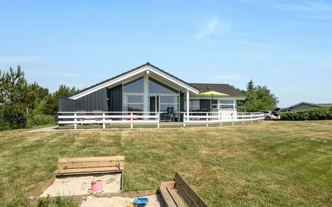 Chrisse - 550M from the Sea: Træ, Gulvbelægning, Bejdse, Cabinetry, Countertop, Køkken, Sanitærarmatur, Hårdttræ, Naturmateriale, Håndvask