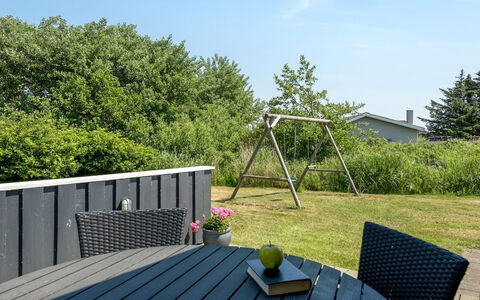 Chrisse - 550M from the Sea: Møbel, Bord, Udendørs Møbler, Udendørs Bord, Stol, Bejdse, Skygge, Backyard, Sommerhus, Køkken & Spisebord