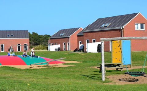 Asved - 2.3Km from the Sea: Bygning, Hus, Vindue, Hjem, Tag, Boligområde, Busk, Sommerhus, Land Lot