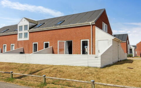 Asved - 2.3Km from the Sea: Bygning, Hus, Vindue, Hjem, Tag, Boligområde, Busk, Sommerhus, Land Lot