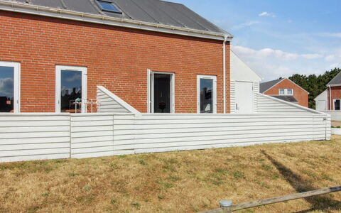 Asved - 2.3Km from the Sea: Bygning, Hus, Vindue, Hjem, Tag, Boligområde, Busk, Sommerhus, Land Lot