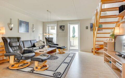 Helvig - 2.3Km from the Sea: Gulvbelægning, Møbel, Indretning, Træ, Etage, Loft, Stue, Lejlighed, Couch, Værelse