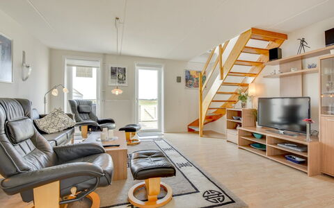 Helvig - 2.3Km from the Sea: Møbel, Indretning, Gulvbelægning, Træ, Etage, Loft, Stue, Værelse, Couch, Lejlighed