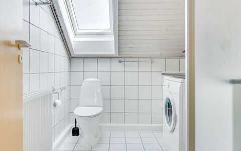Helvig - 2.3Km from the Sea: Gulvbelægning, Etage, Sanitærarmatur, Loft, Indretning, Badeværelse, Flise, Vvs, Toilet