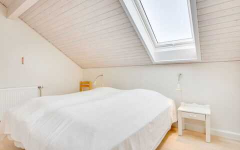 Helvig - 2.3Km from the Sea: Gulvbelægning, Etage, Træ, Indretning, Soveværelse, Loft, Seng, Trægulve, Sengetøj, Sengetøj