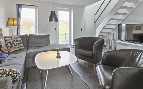 Alvild - 2.3Km from the Sea: Møbel, Indretning, Gulvbelægning, Træ, Couch, Etage, Stue, Loft, Hjem, Belysning