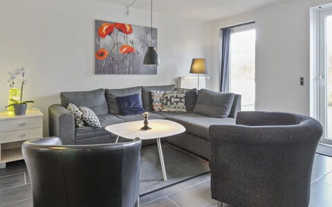 Alvild - 2.3Km from the Sea: Møbel, Indretning, Couch, Gulvbelægning, Væg, Etage, Stue, Loft, Værelse, Bord