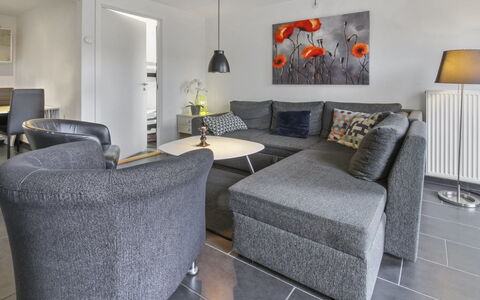 Alvild - 2.3Km from the Sea: Møbel, Couch, Indretning, Gulvbelægning, Etage, Stue, Værelse, Hjem, Bord, Kaffebord
