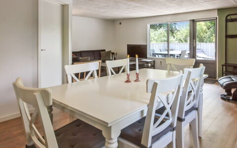 Kabbi - 2.6Km from the Sea: Bygning, Hus, Vindue, Hjem, Tag, Boligområde, Busk, Sommerhus, Land Lot