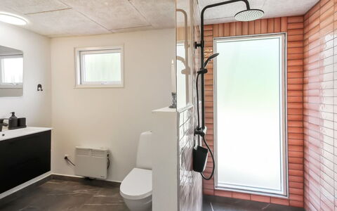 Kabbi - 2.6Km from the Sea: Bygning, Hus, Vindue, Hjem, Tag, Boligområde, Busk, Sommerhus, Land Lot