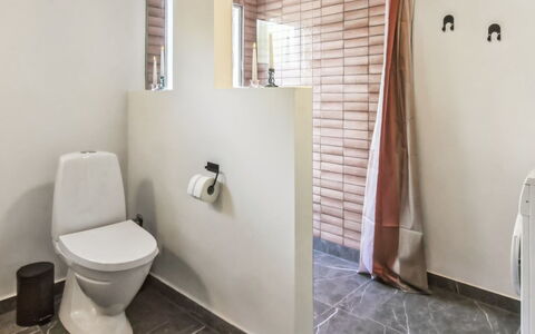 Kabbi - 2.6Km from the Sea: Toiletbræt, Toilet, Gulvbelægning, Badeværelse, Etage, Væg, Sanitærarmatur, Indretning, Vvs, Flise