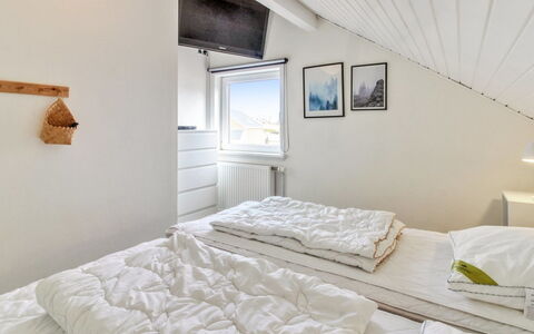 Iffuer - 2.3Km from the Sea: Træ, Soveværelse, Loft, Seng, Indretning, Hjem, Sengetøj, Sengetøj, Etage, Sengetøj